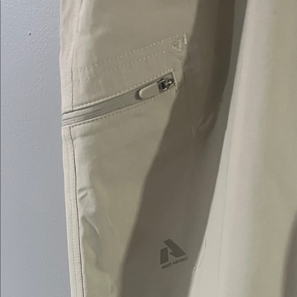 Eddie Bauer Woman’s Tan Cargo Pants Size 20 - Picture 4 of 9